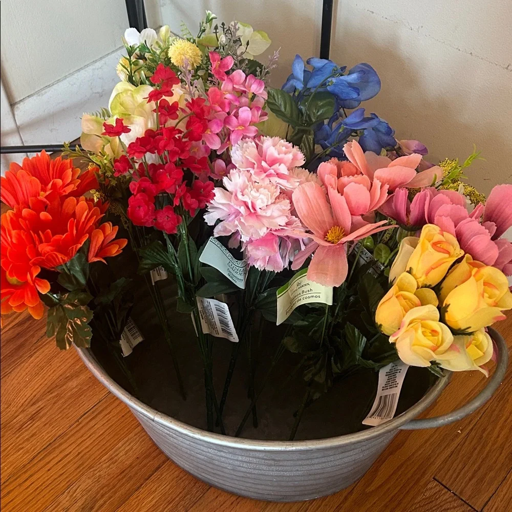 🆕💐Vibrant Floral Arrangement in Gray Metal Planter
